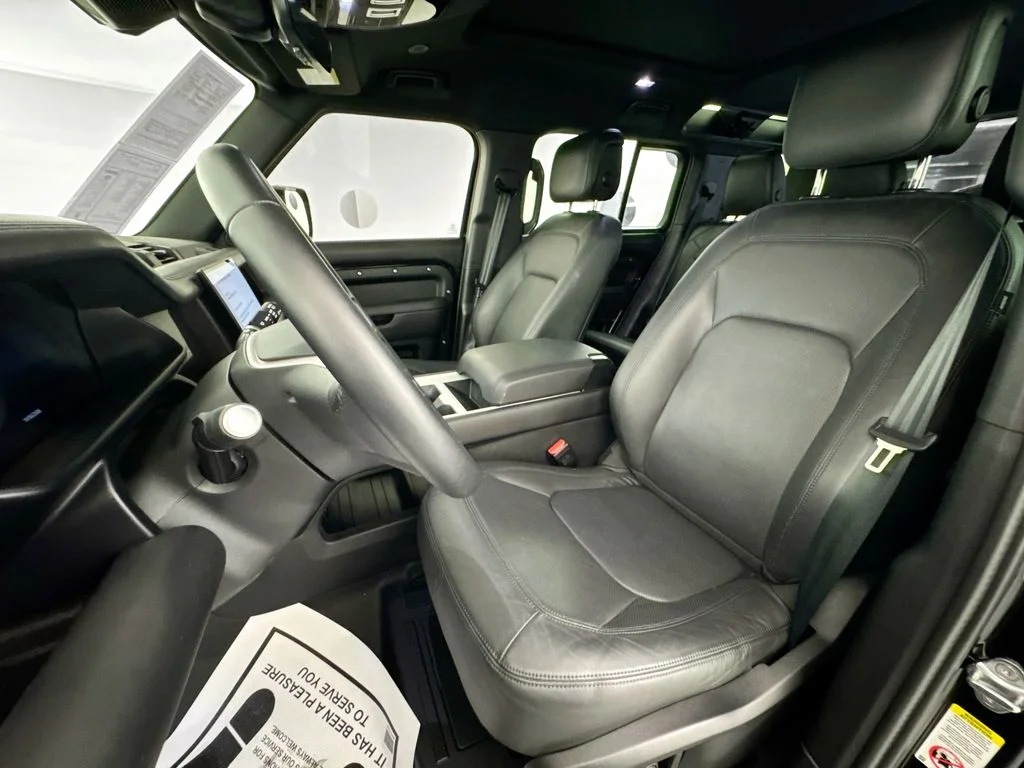 Used 2025 Black Land Rover X-Dynamic SE image 21