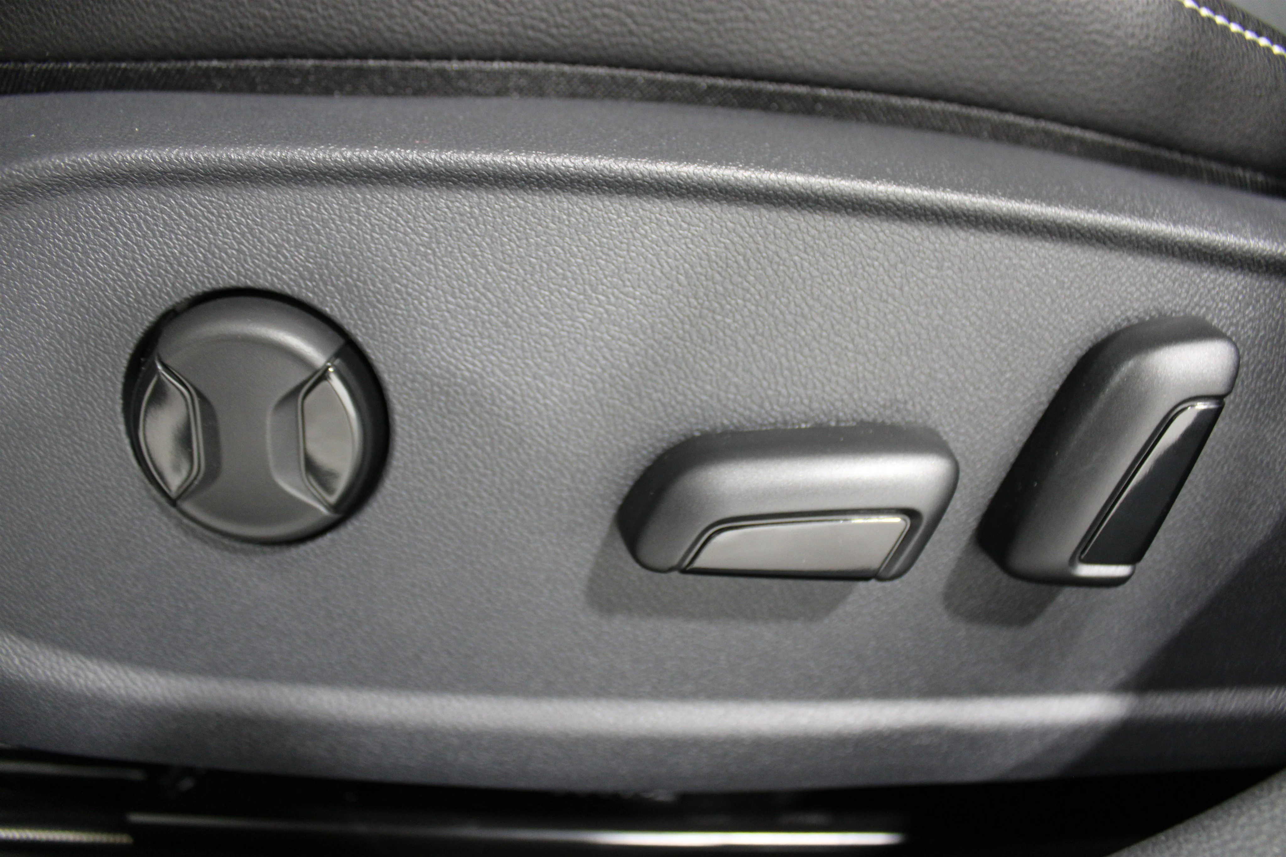New 2026 Platinum Gray Metallic Volkswagen SE image 4