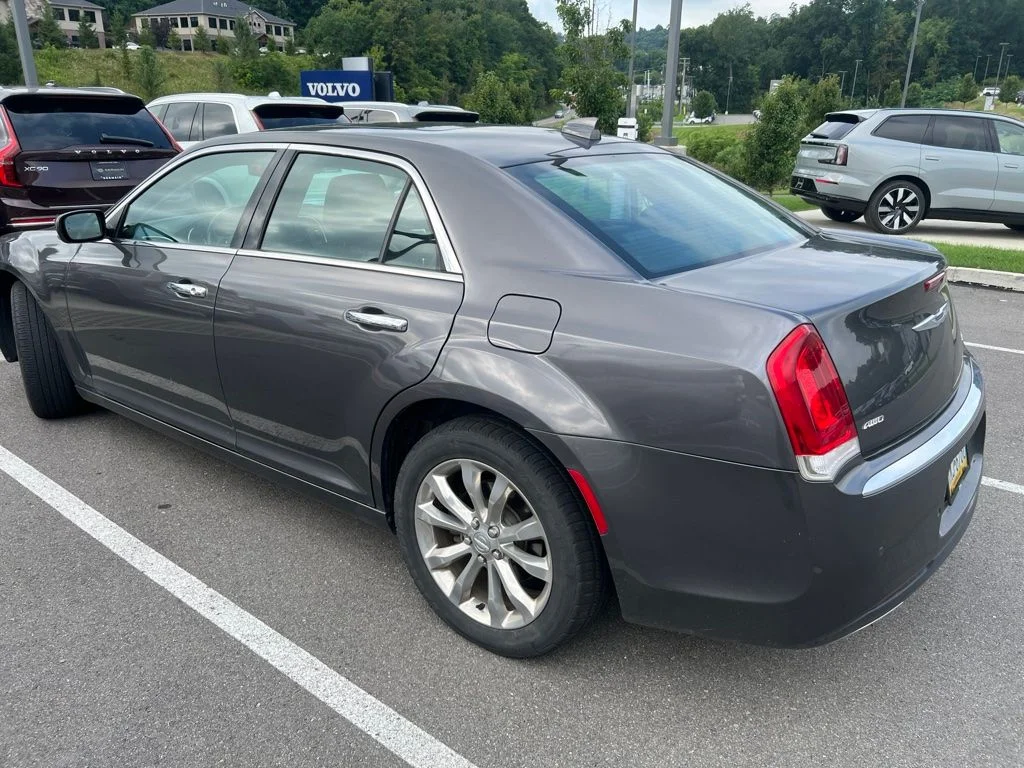 Used 2018 Crystal Metallic Chrysler Limited image 11