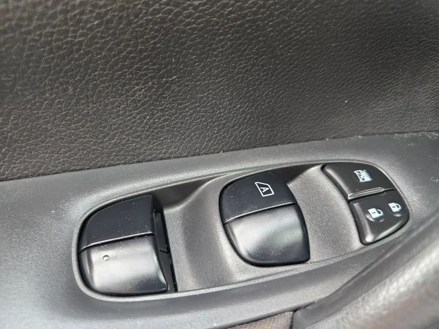 Used 2018 White Nissan  image 35