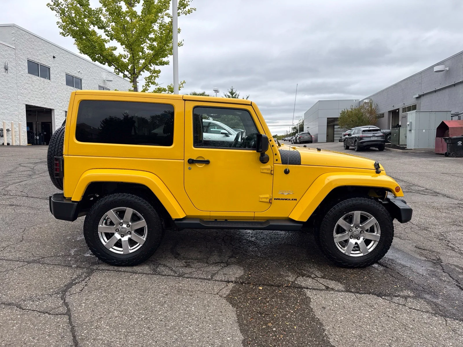 Used 2015 Baja Yellow Clearcoat Jeep Sahara image 8