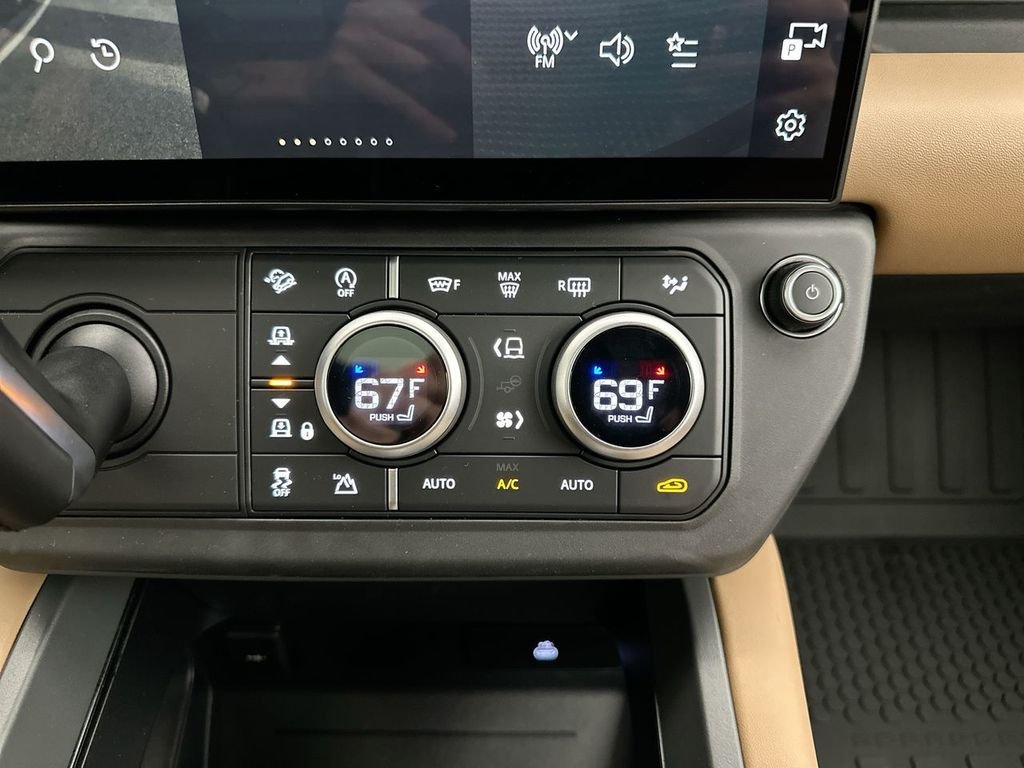 New 2026 Santorini Black Land Rover X-Dynamic SE image 13
