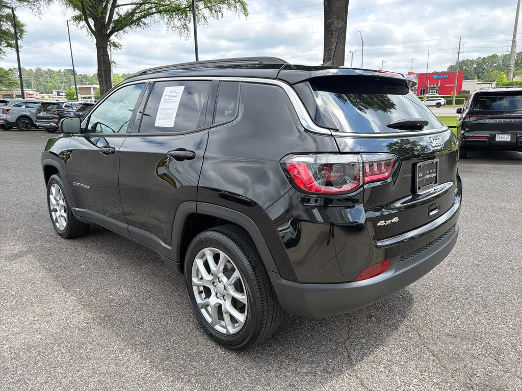 Used 2023 Diamond Black Crystal Pearlcoat Jeep Latitude Lux image 13