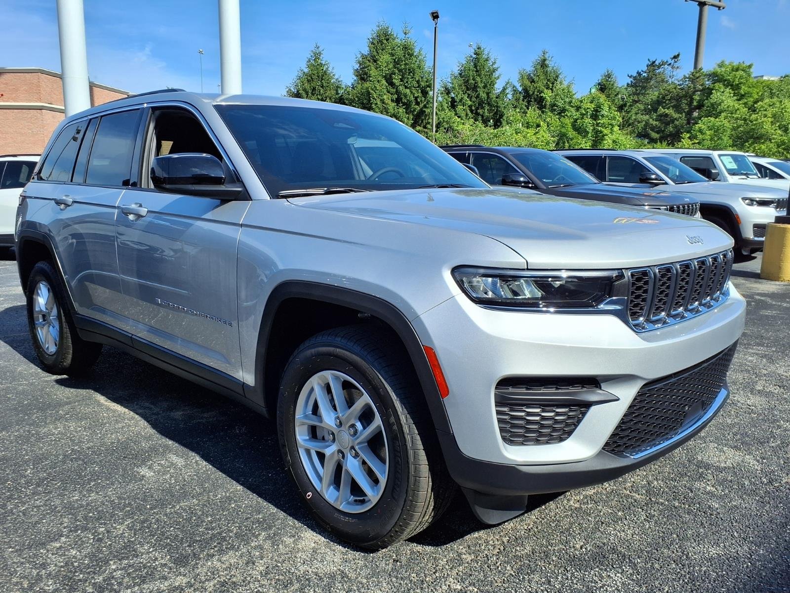 New 2026 Silver Zynith Exterior Paint Jeep Laredo X image 2