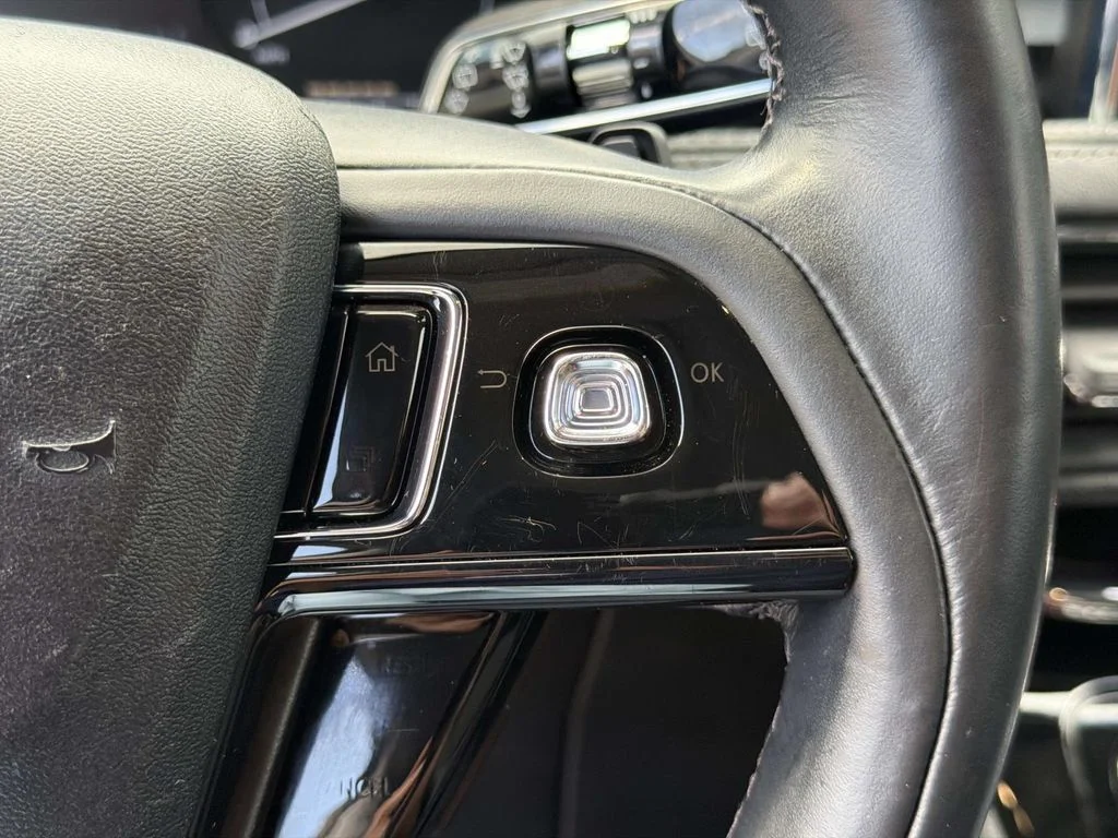Used 2022 White Lincoln Standard image 28