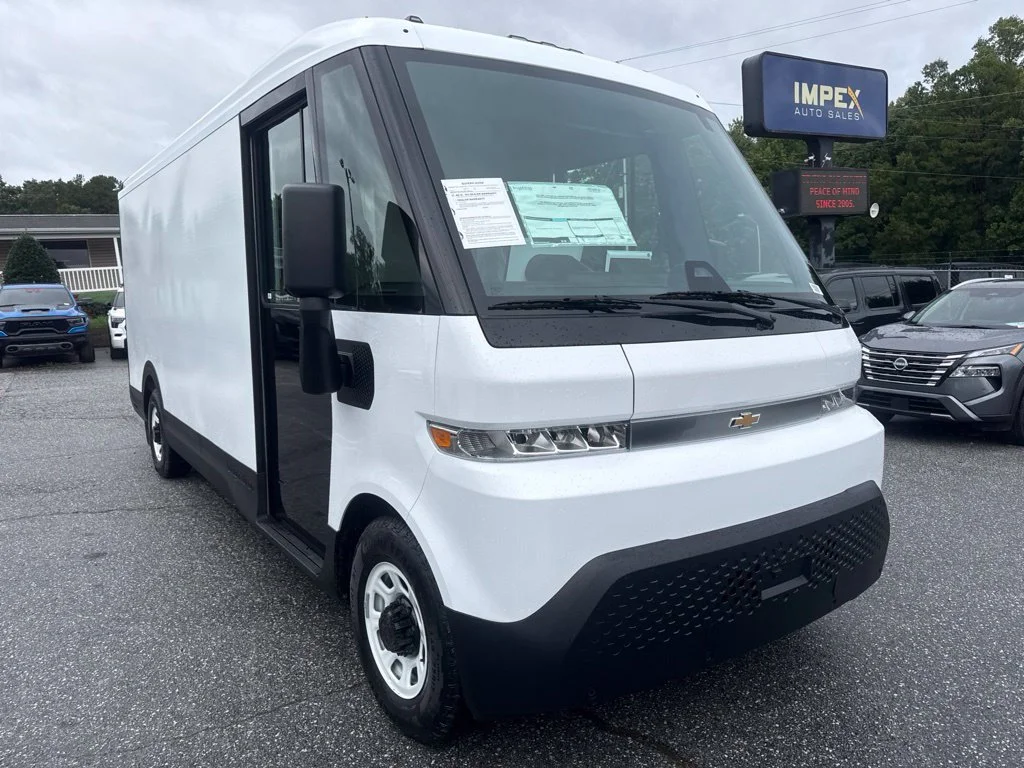 Used 2025 White Chevrolet 600 image 2