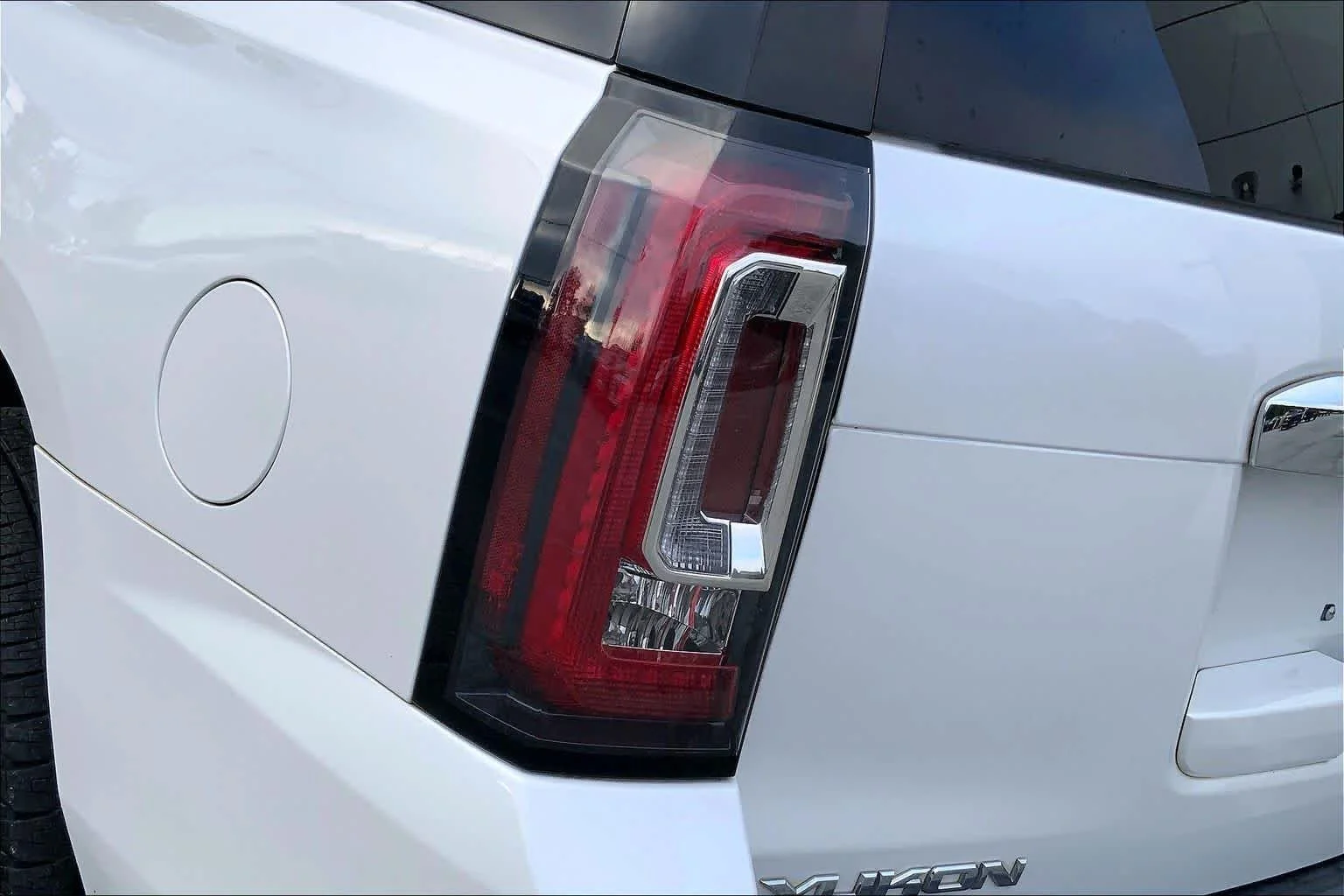 Used 2019 White Frost Tricoat GMC Denali image 25