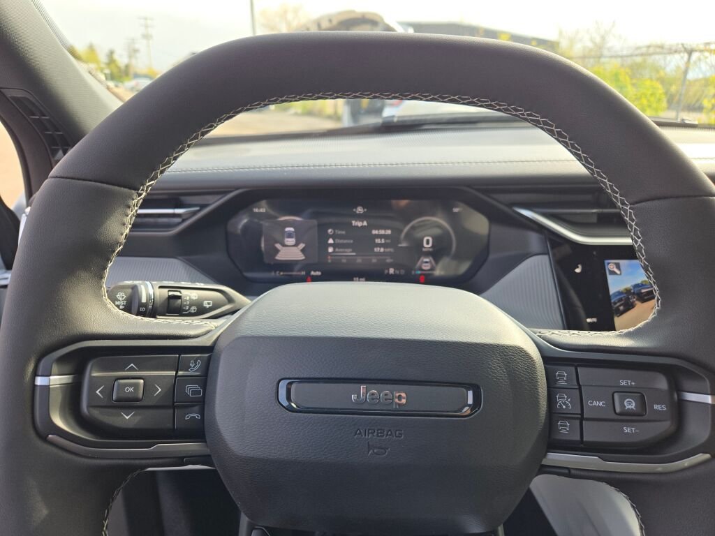 New 2026 Bright White Clear-Coat Exterior Paint Jeep Laredo image 29
