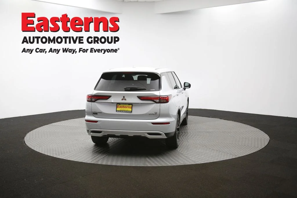 Used 2023 White Mitsubishi SE image 39