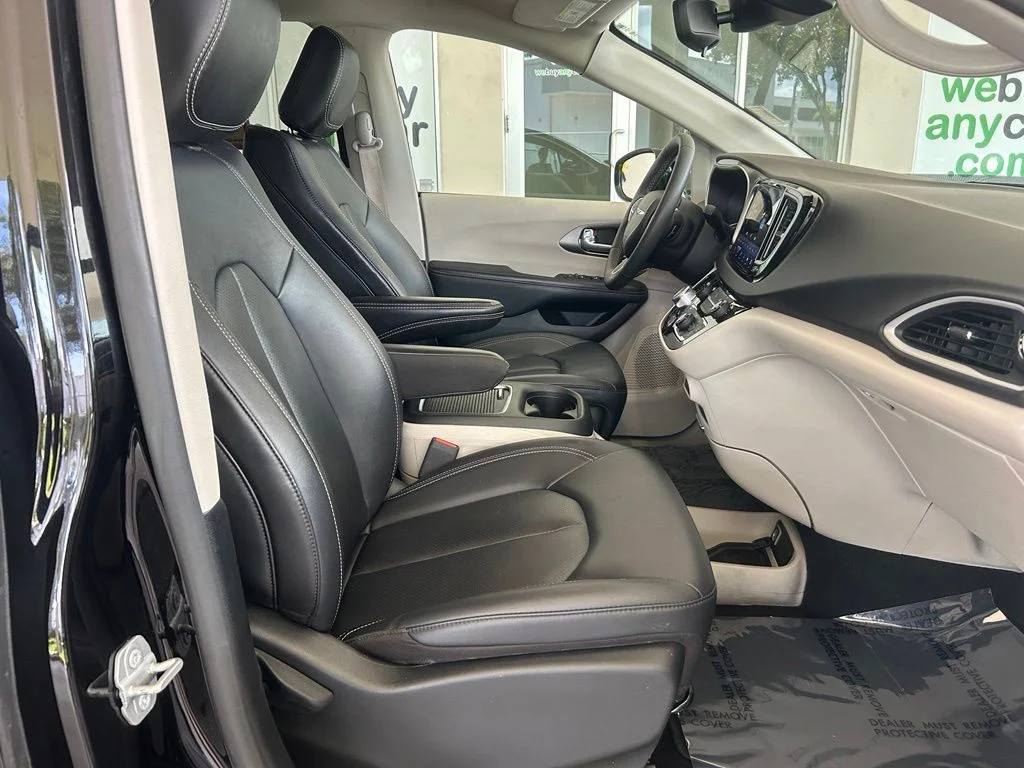 Used 2024 Black Chrysler Touring L image 20