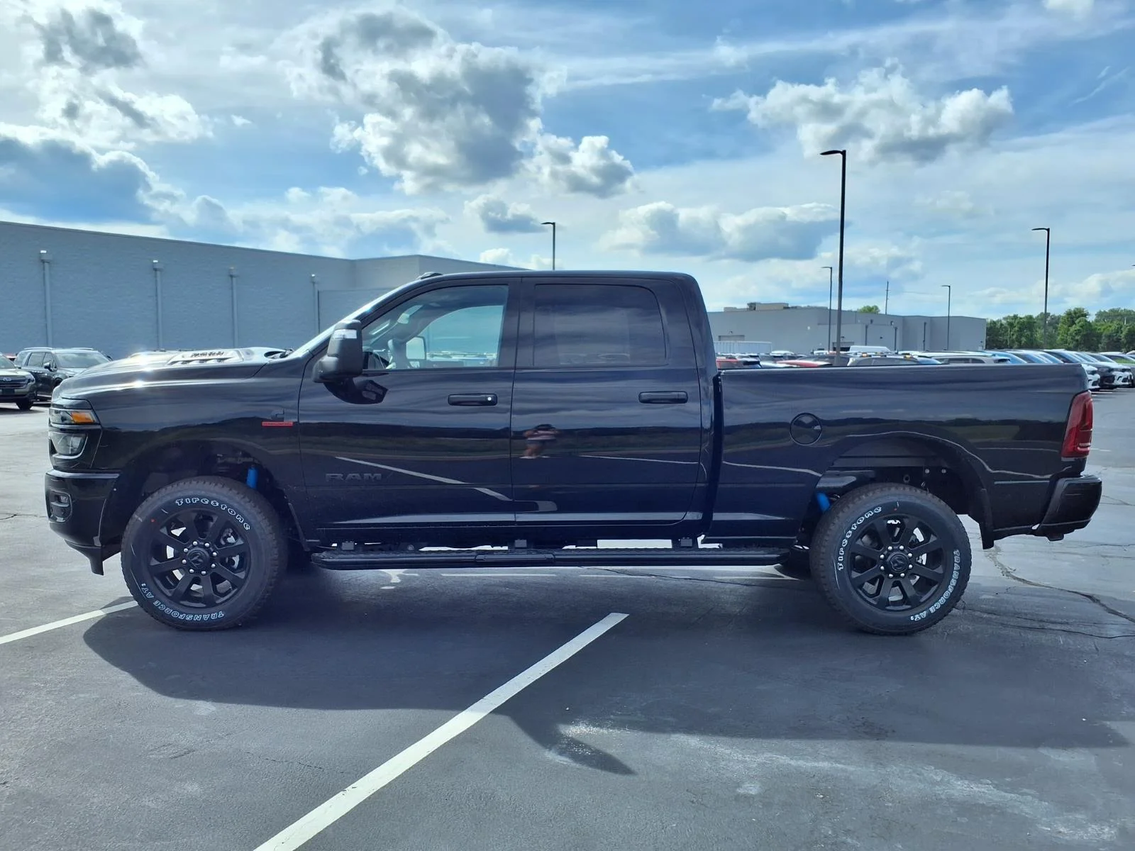 New 2026 Diamond Black Crystal Pearl-Coat Exterior Paint RAM Big Horn image 20