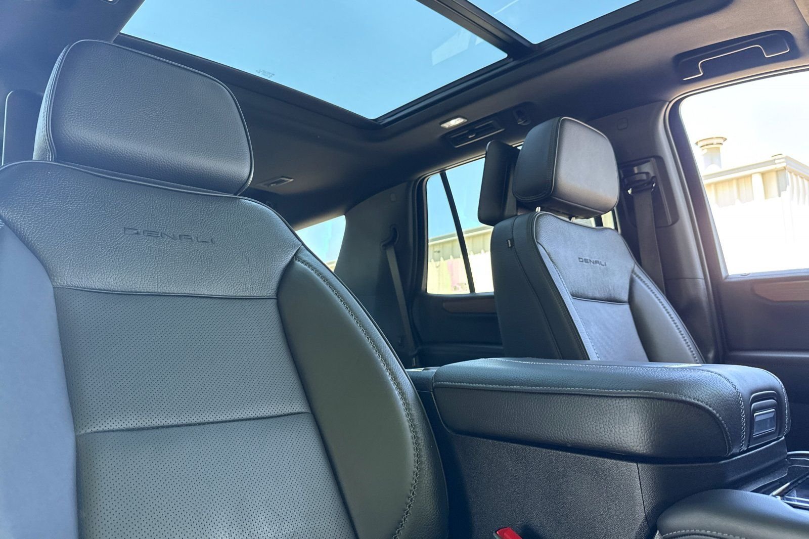 Used 2025  GMC Denali image 19
