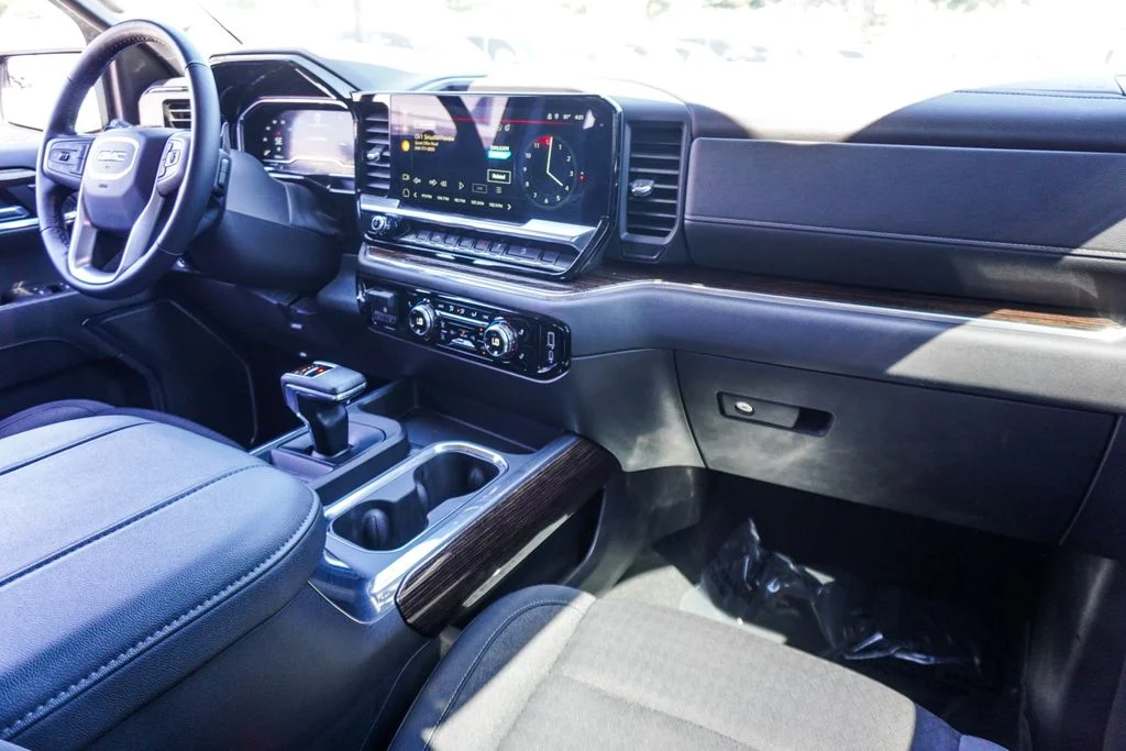 Used 2023 Silver GMC Elevation image 10