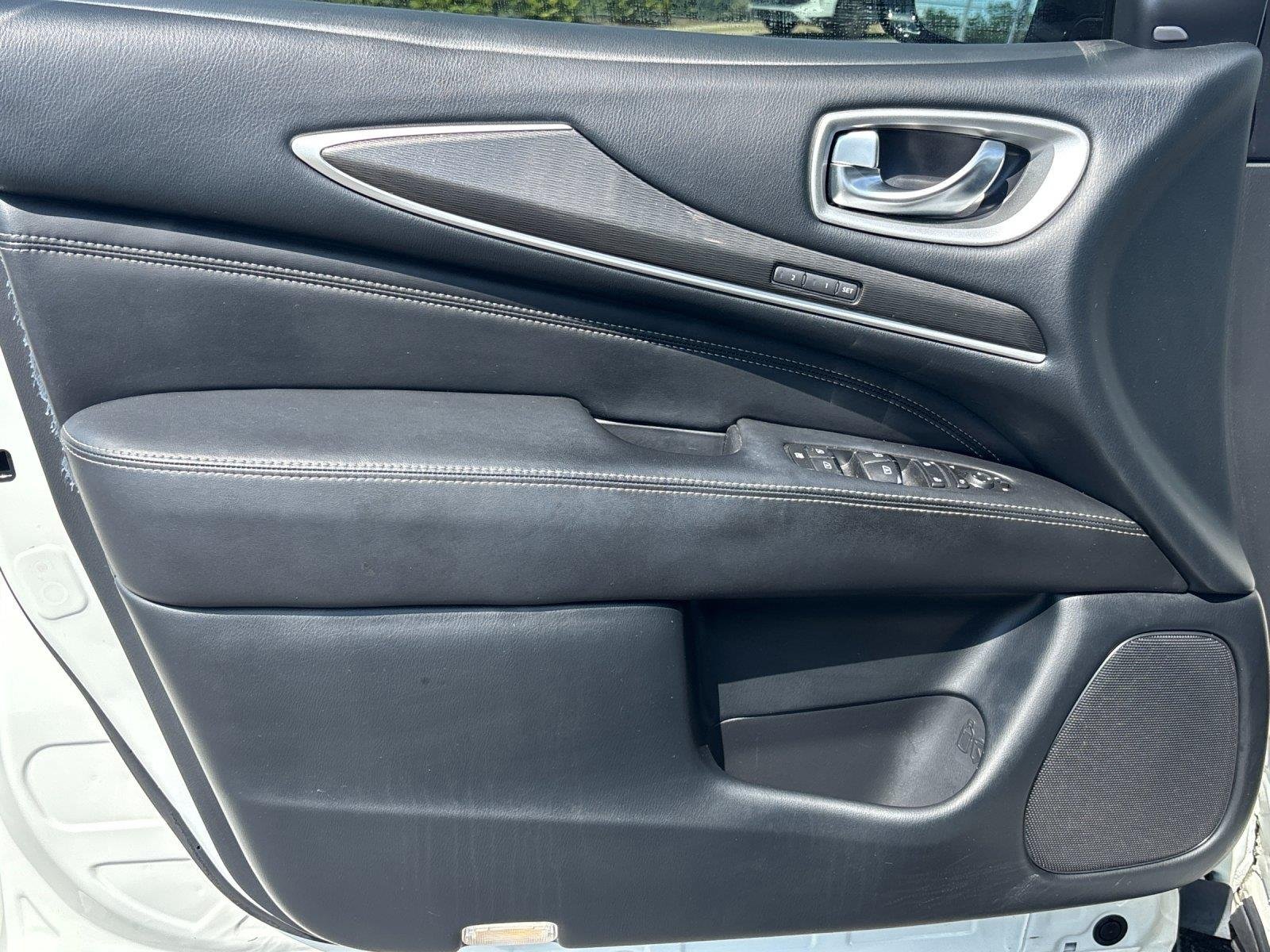 Used 2020 Majestic White INFINITI LUXE image 13