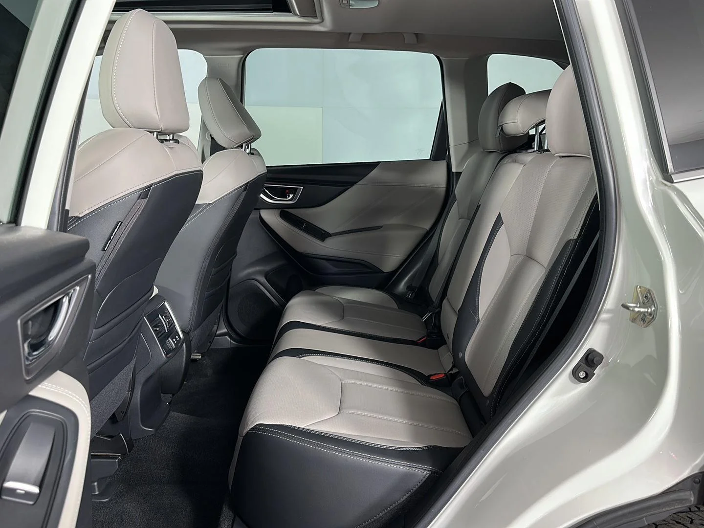 Used 2020 Crystal White Pearl Subaru Limited image 29