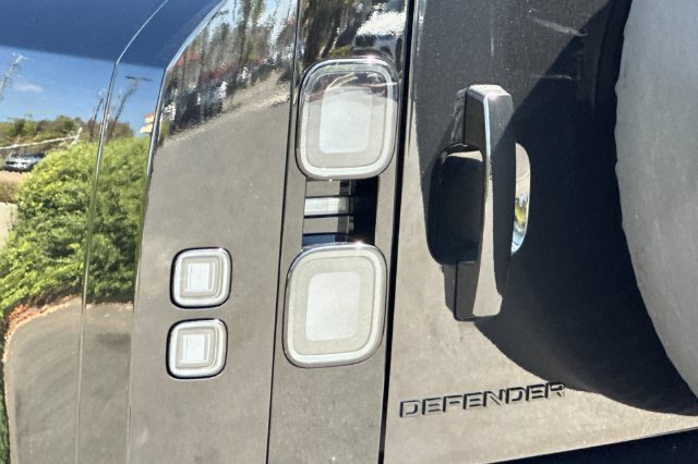 New 2026 Santorini Black Land Rover X-Dynamic SE image 26