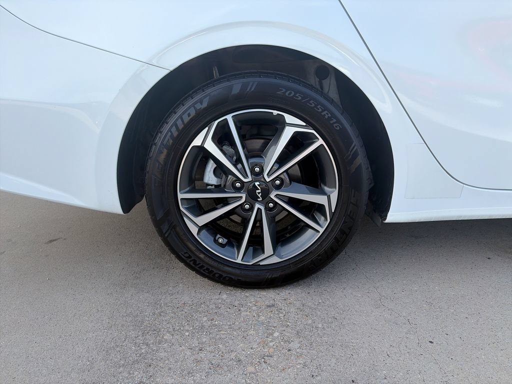 Used 2024 White Kia LXS image 33
