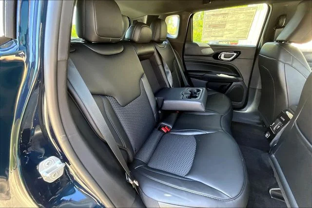 New 2026 Fathom Blue Pearl-Coat Exterior Paint Jeep Latitude image 17
