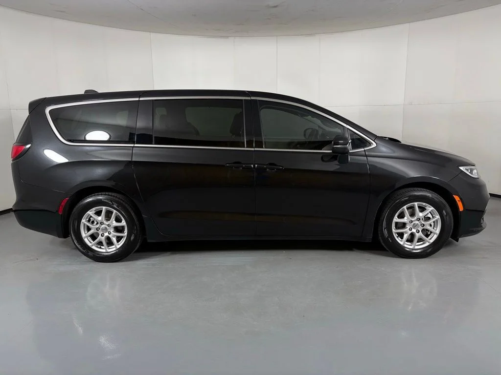 Used 2023 Black Chrysler Touring L image 9