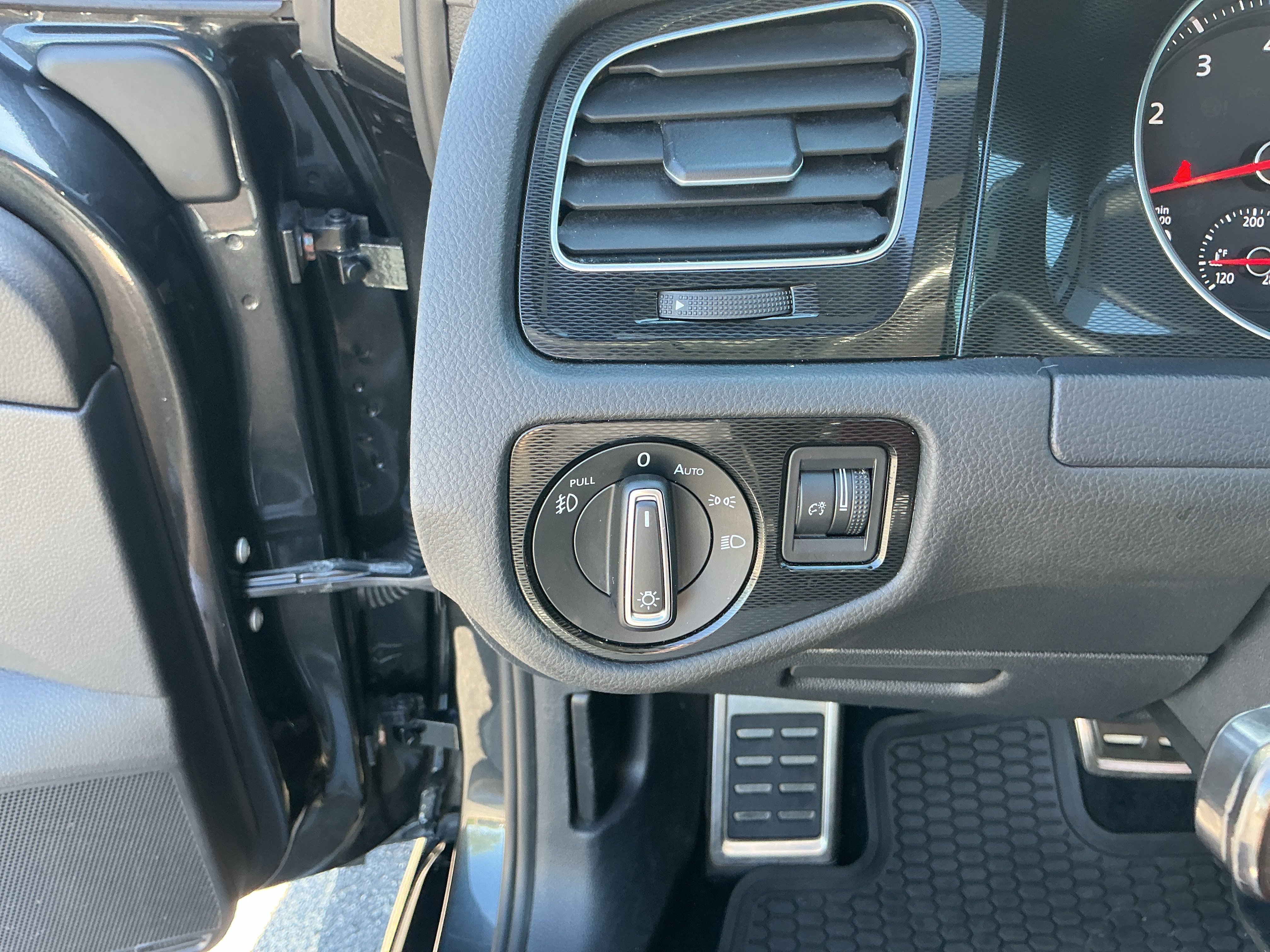 Used 2016 Steel Gray Metallic Volkswagen SE image 13