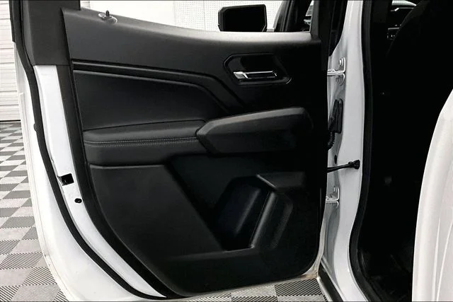 Used 2024 Summit White GMC Elevation image 22