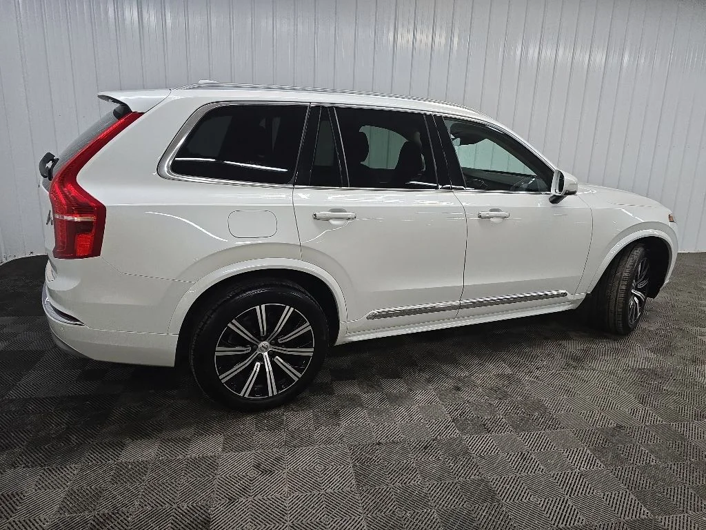 Used 2022 White Volvo T6 Inscription image 3