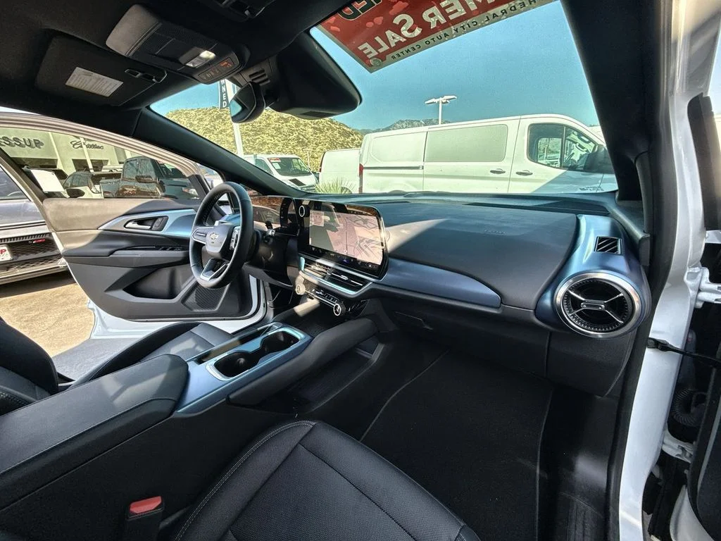 Used 2024 Summit White Chevrolet LT image 28