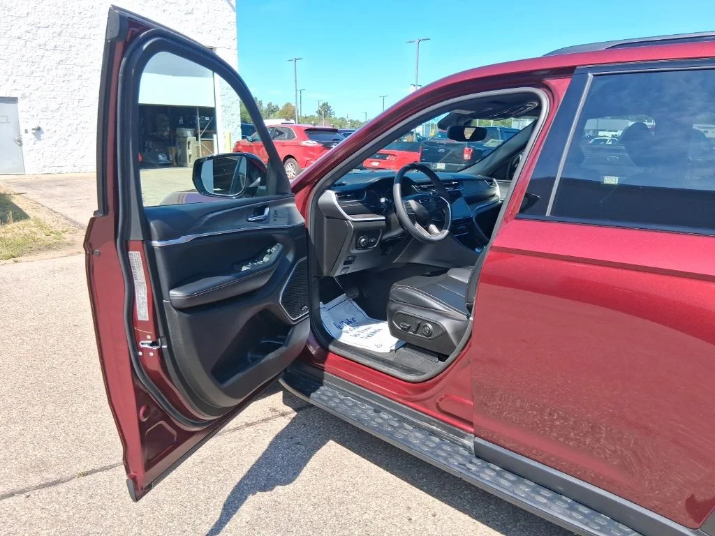 Used 2024 Velvet Red Pearlcoat Jeep Limited image 13
