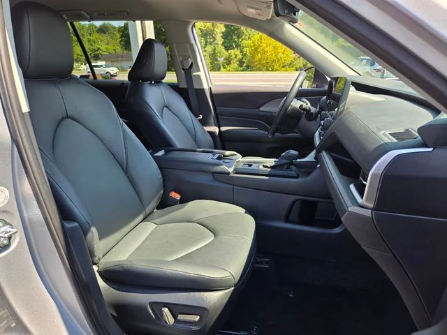 Used 2025 Silver Toyota XLE image 20
