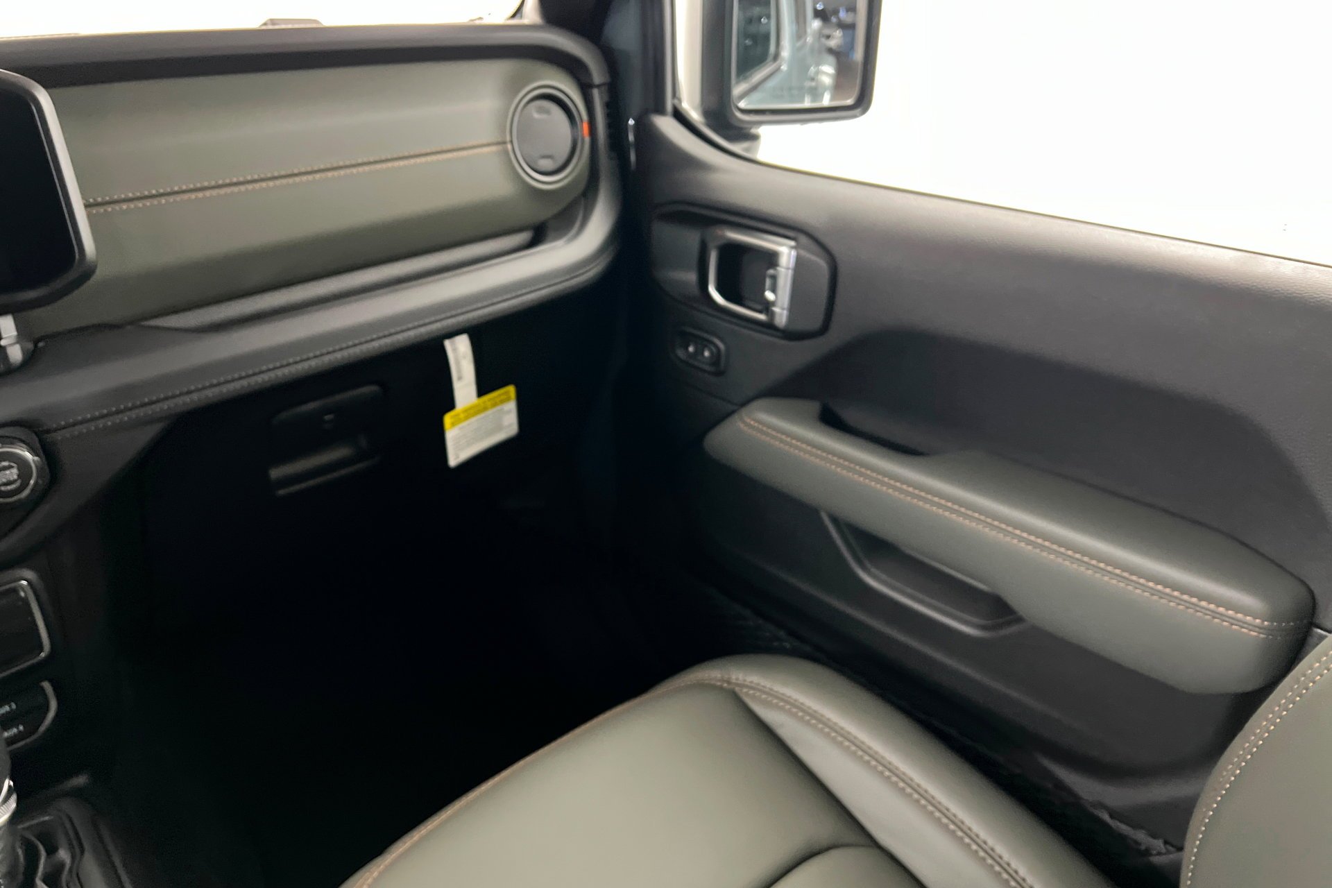 New 2026 Anvil Clear-Coat Exterior Paint Jeep Mojave X image 11