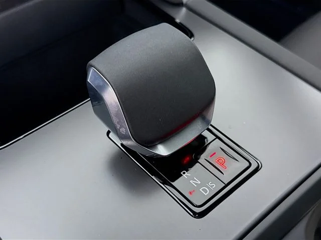 New 2026 White Land Rover Landmark image 18