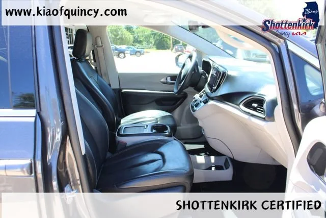 Used 2022 Granite Chrysler Touring L image 12