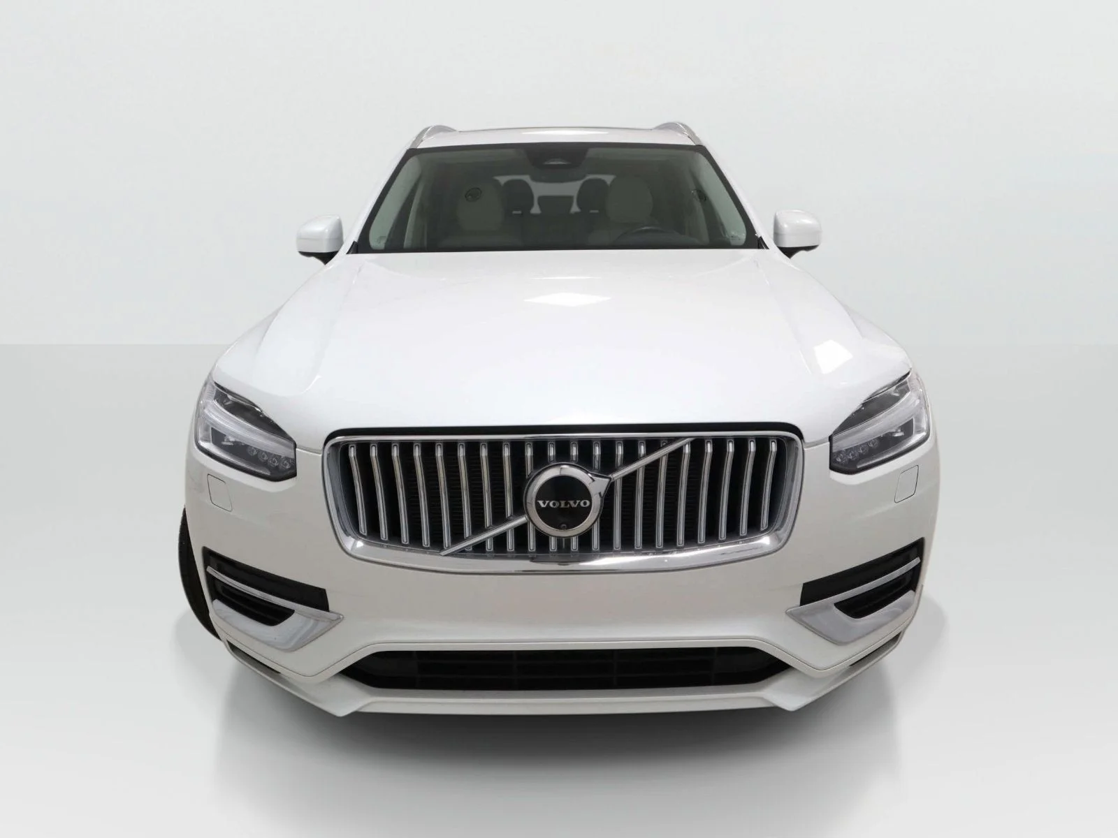 Used 2025 White Volvo Plus image 8