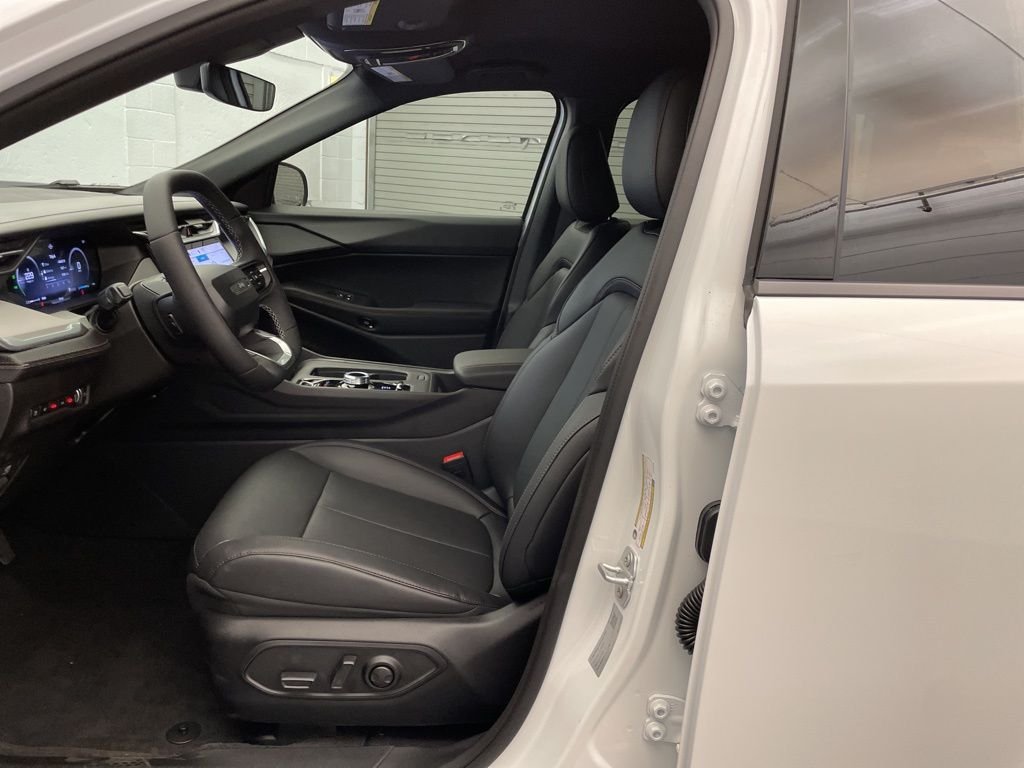 New 2026 Bright White Clear-Coat Exterior Paint Jeep Limited image 17