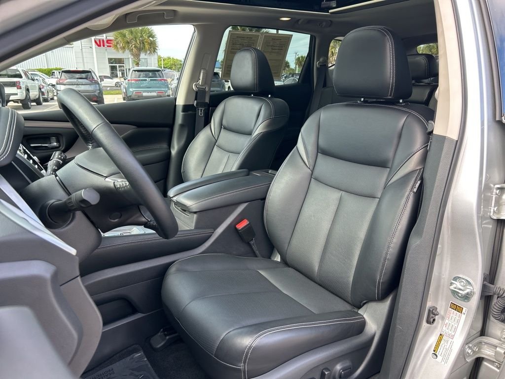 Used 2024 Silver Nissan SL image 21