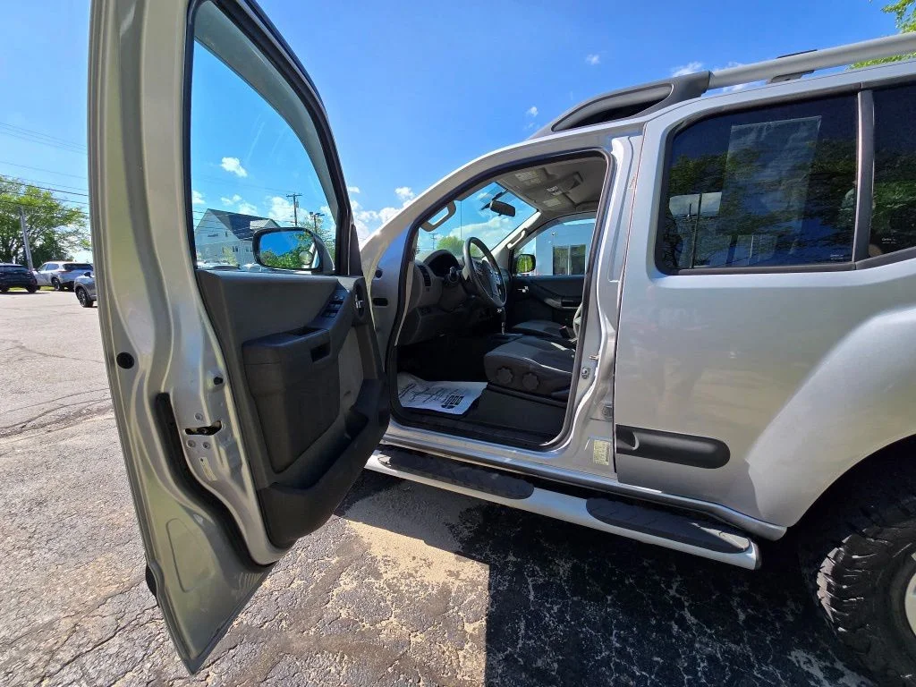 Used 2015 Brilliant Silver Nissan S image 8