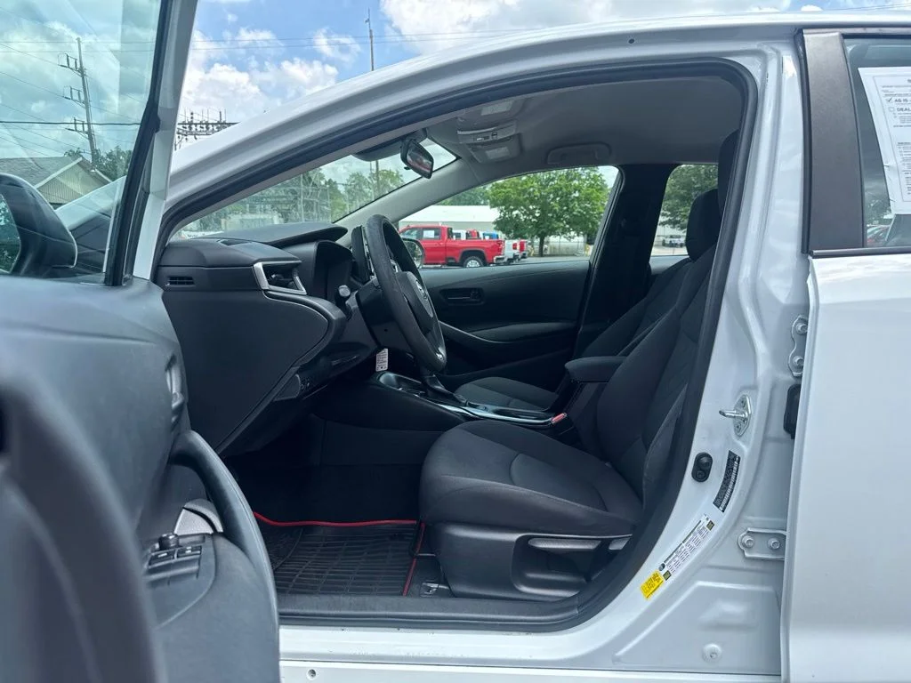 Used 2022 White Toyota LE image 13