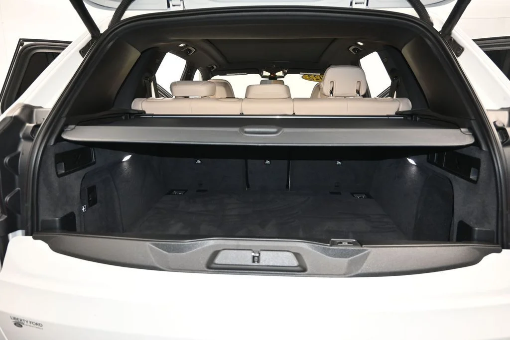 Used 2022 White BMW sDrive40i image 11