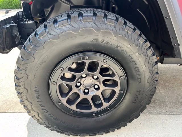 Used 2023 Red Jeep Sport S image 9