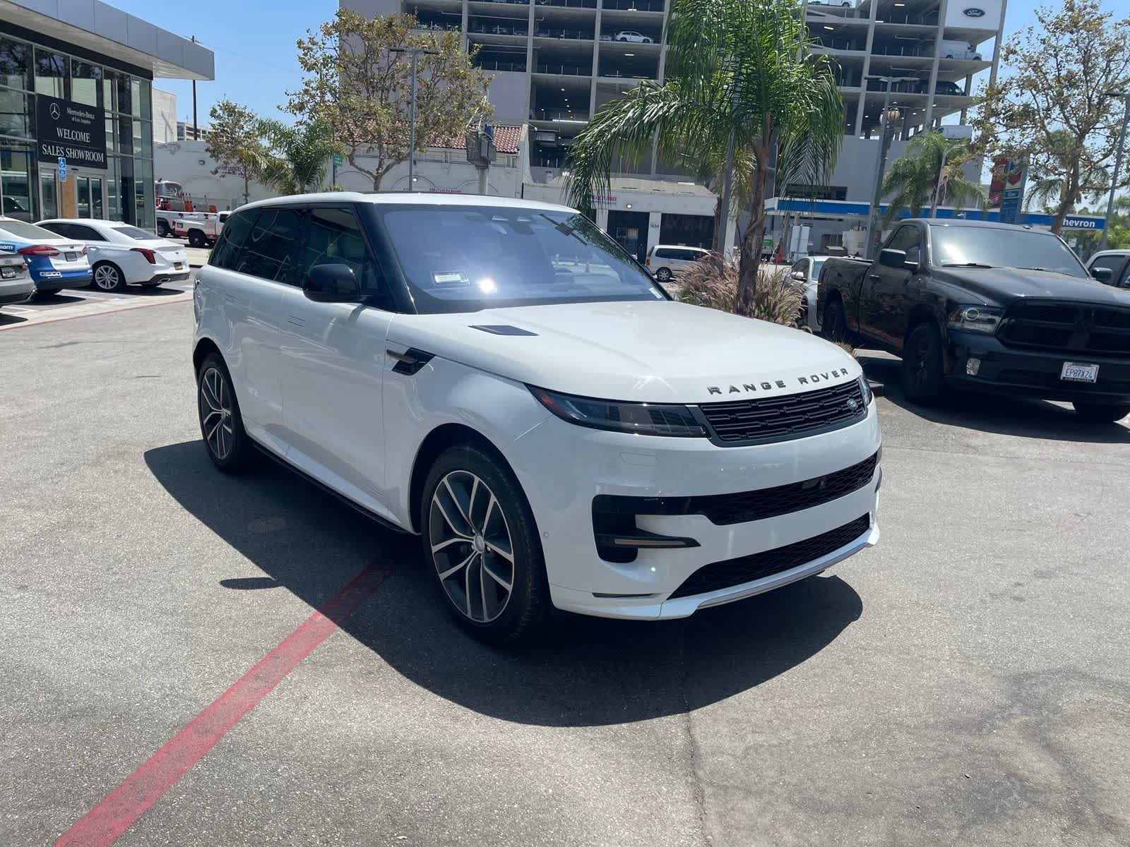 Certified Used 2023 Fuji White Land Rover SE Dynamic image 2