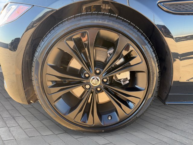 Used 2024 Black Jaguar R-Dynamic SE image 9