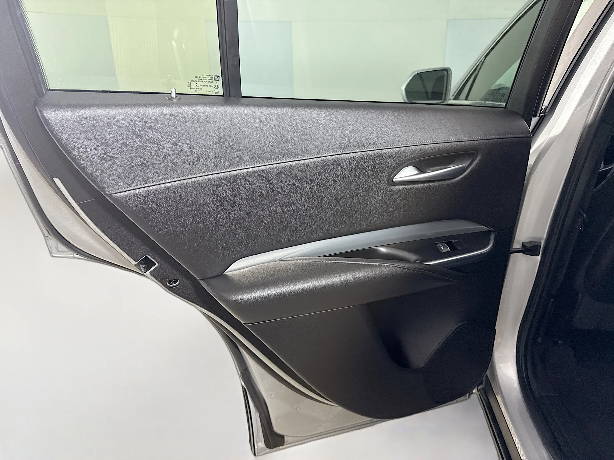 Used 2019 Radiant Silver Metallic Cadillac FWD Premium Luxury image 22