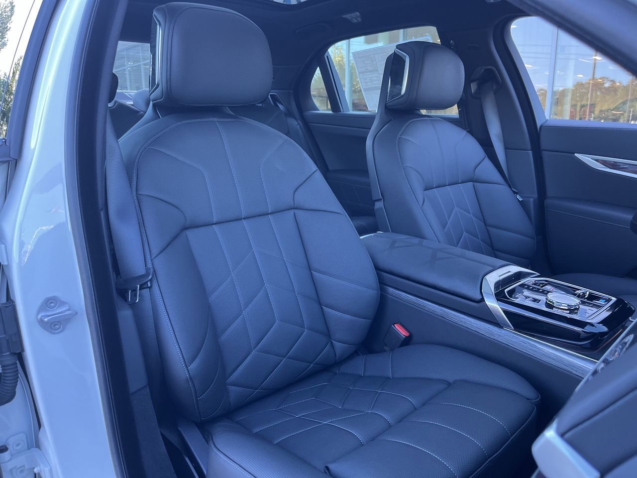 2025 BMW i7 50 - Photo 36