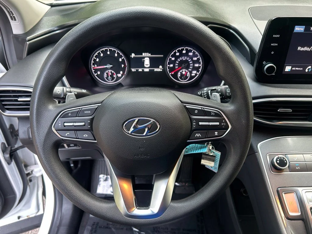 Used 2023 White Hyundai SE image 21