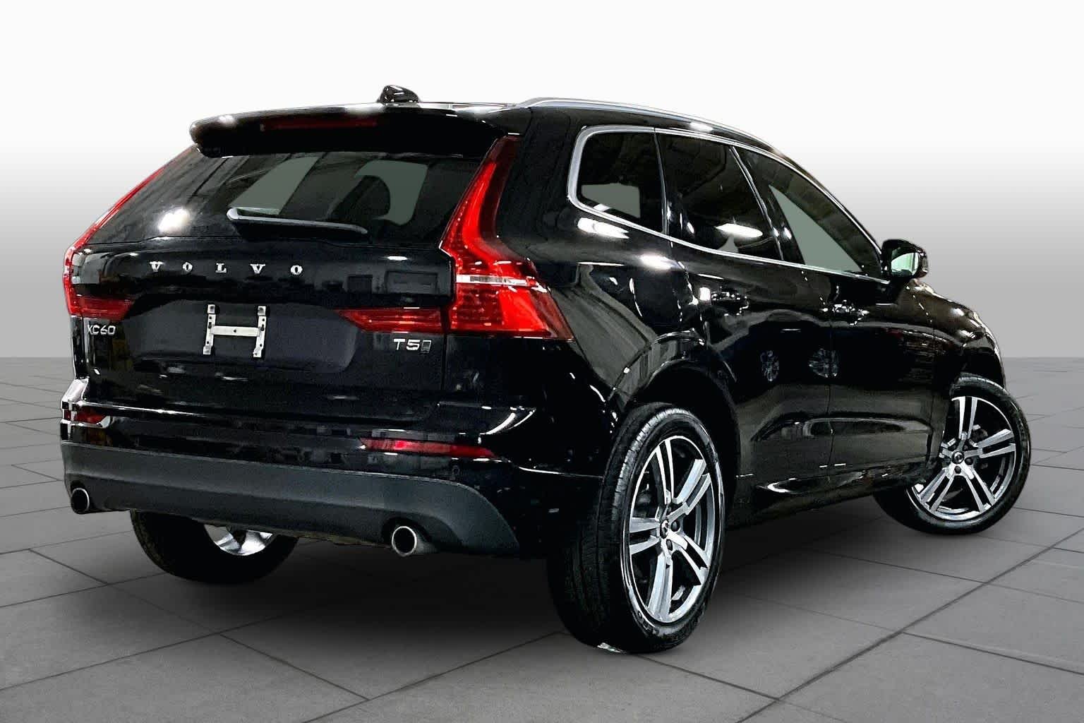 Used 2021 Onyx Black Metallic Volvo Momentum image 13