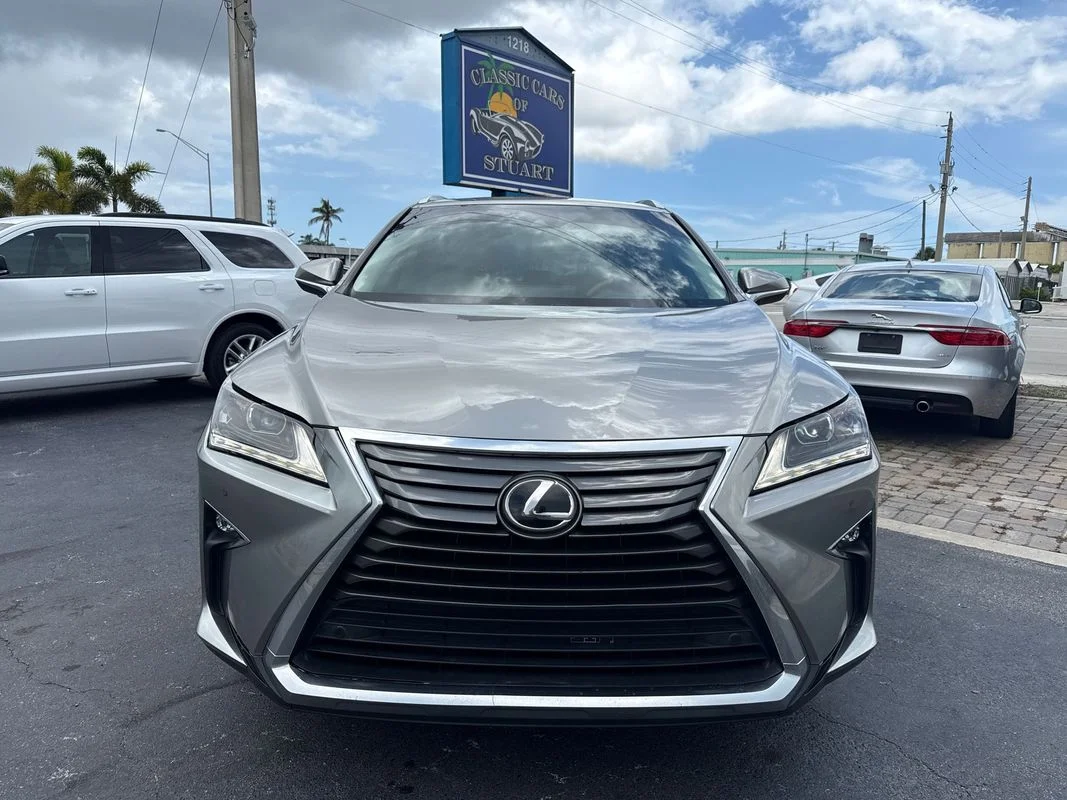 Used 2018  Lexus FWD image 2