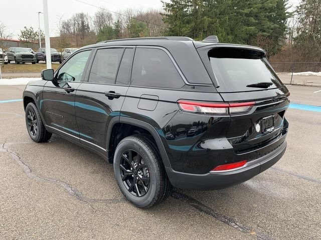 New 2026 Diamond Black Crystal Pearl-Coat Exterior Paint Jeep Altitude image 3