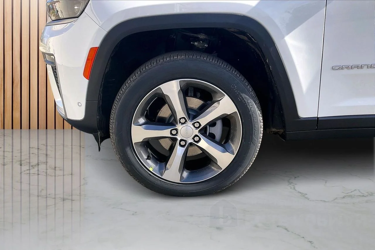 New 2026 Bright White Clear-Coat Exterior Paint Jeep Limited image 33