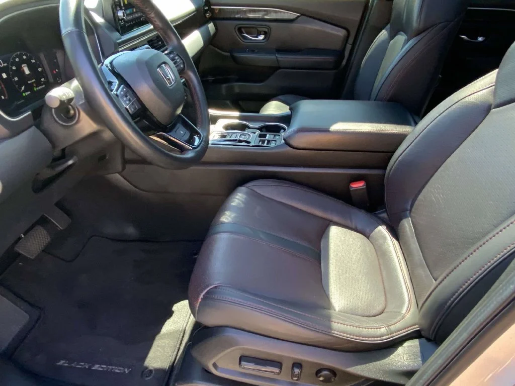 Certified Used 2025  Honda Black Edition image 17