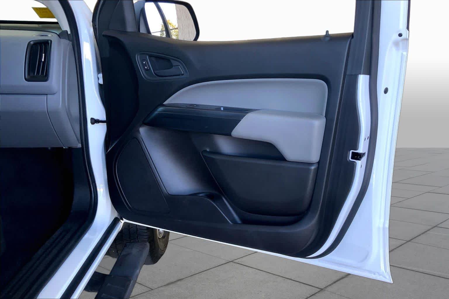 Used 2016 Summit White GMC 2WD image 22